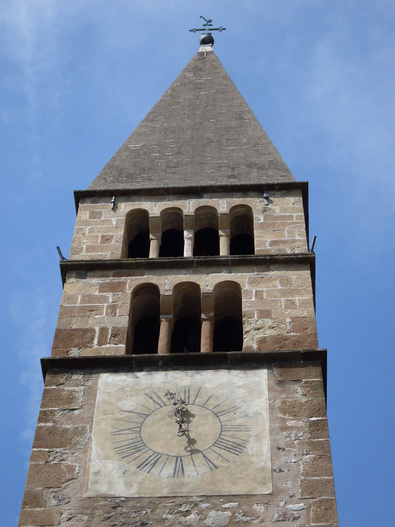 particolare bifora e trifora campanile chiesa san pietro cembra