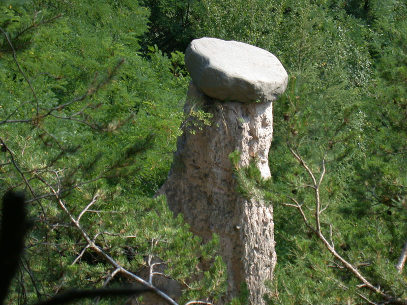 particolare masso o cappello sulla cima della piramide